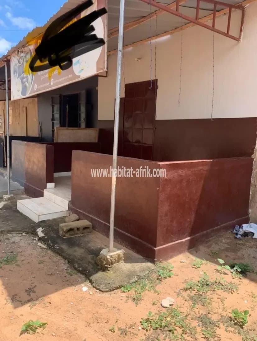 Boutique a louer avec dwc situé non loin du carrefour logote lome togo