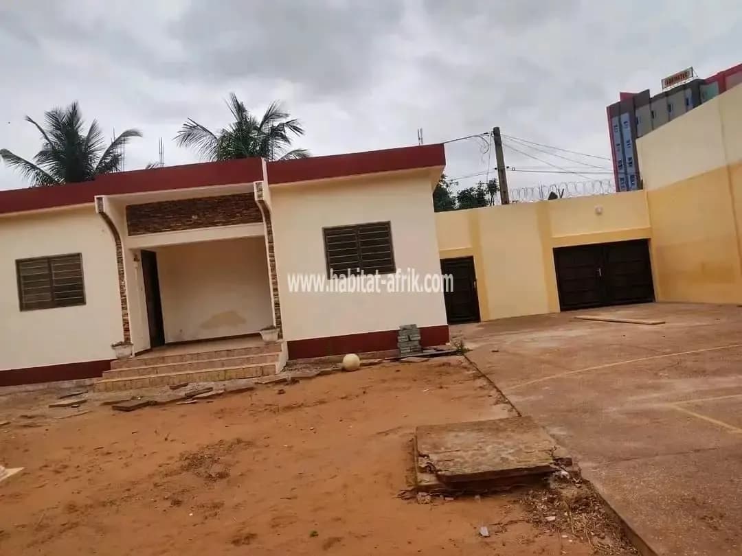 Location d’une maison composé de 3 chambres salon, 4 dépendances jardin et garage pour 3 voitures à AGOE Cacaveli FORMATEC lome togo