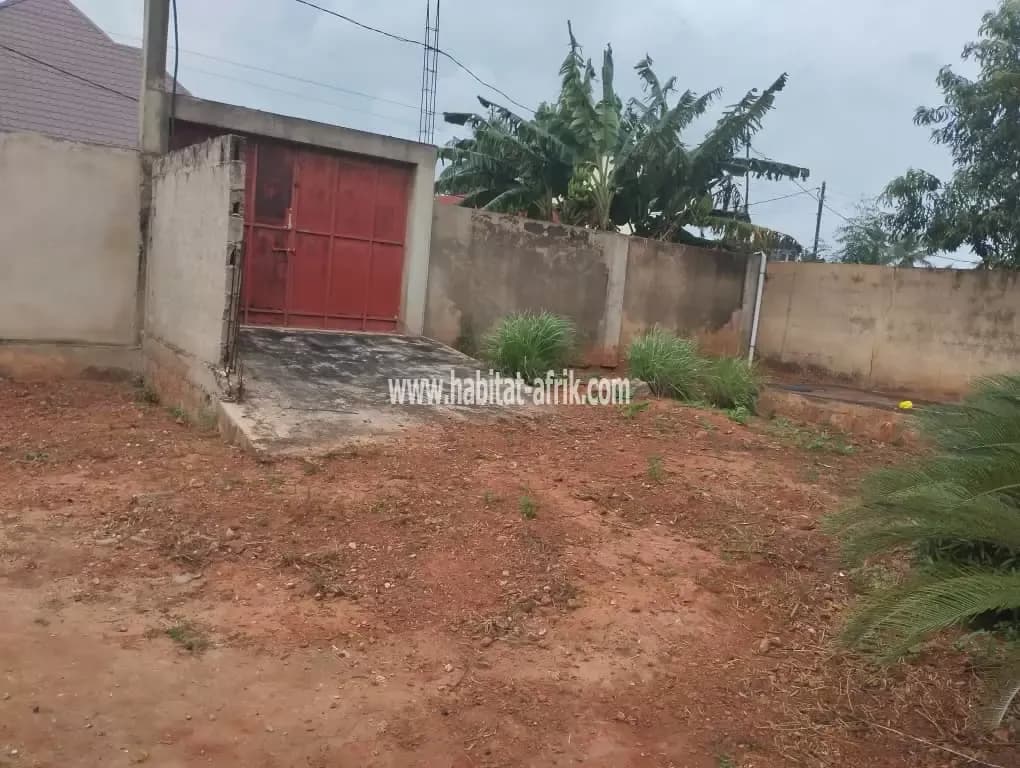 Location mini villa cour unique de chambre salon avec une grande espace sur un lot situé à adidogome yokoe lome togo