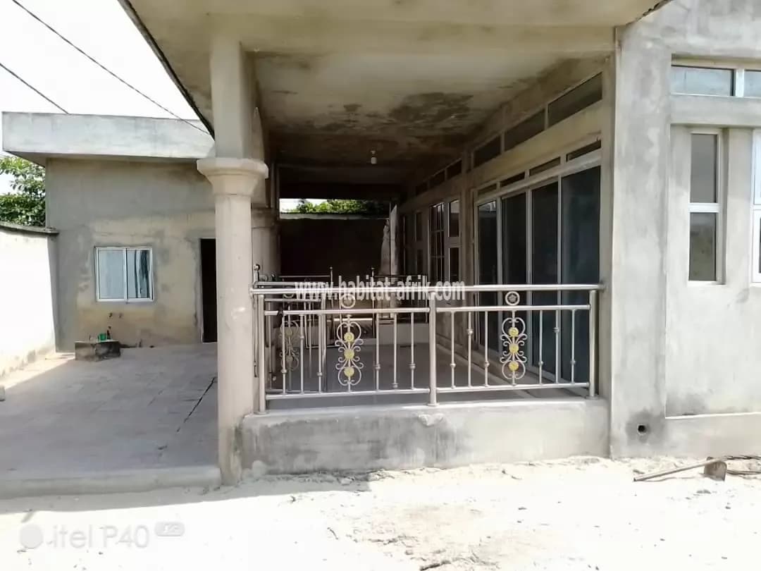 VILLA R+1 AU BORD DES PAVÉS EN ANGLE DE RUE À VENDRE À GODOMEY DÈKOUNGBÉ