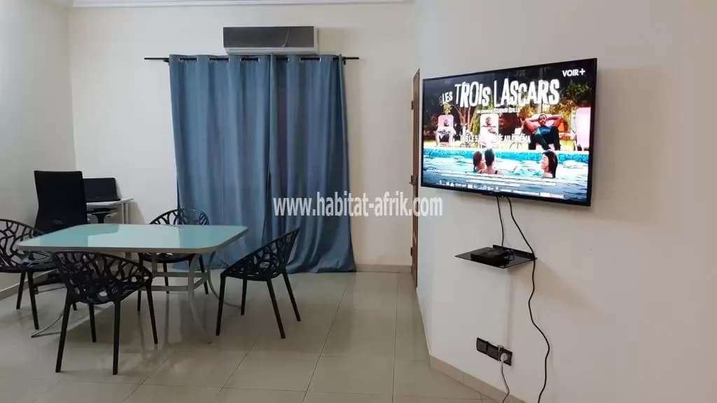 LOCATION APPARTEMENT MEUBLÉ SCINDÉ COUR UNIQUE A L'ÉTAGE DE 2 CHAMBRES SALON AVEC LEURS SALLES D'EAU PLACARD CUISINE TERRASSE A CASSABLANCA A CÔTÉ DE L'HÔTEL TODMAN LOMÉ-TOGO
