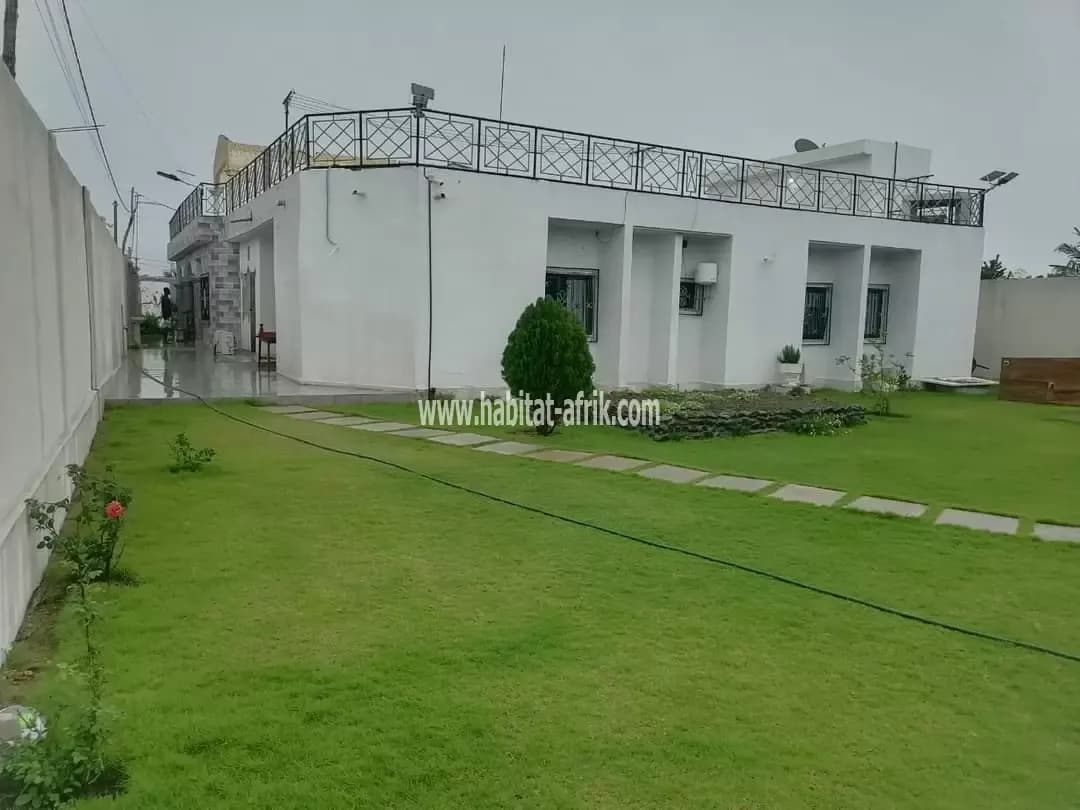 JE METS EN VENTE UNE VILLA SUR 02 LOTS 1200m2 4 CHAMBRES À KPOGAN JUSTE DERRIÈRE TOTAL LOME TOGO