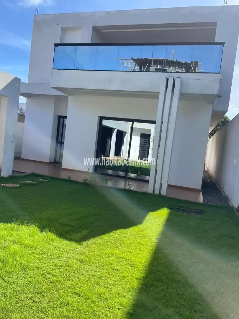 Je mets en location une villa duplex de trois chambres salon à agoe fil o parc lome togo