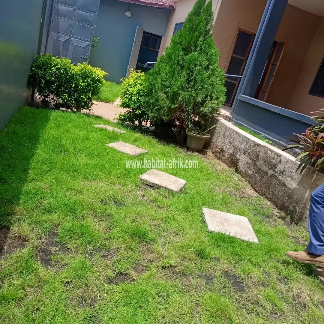 Je mets en location une villa de 3 chambres salon et une dépendance jardin a nyekonakpoe lome togo