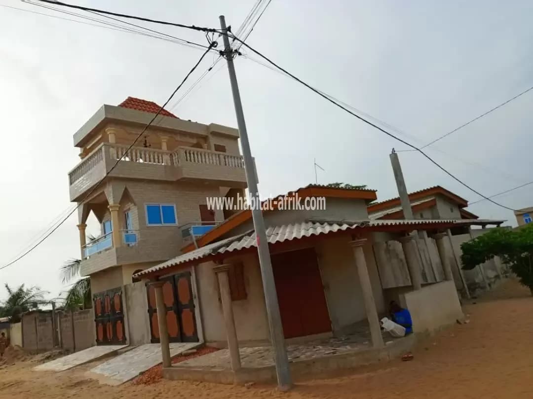 Villa duplex de 3 chambres salon+ dépendance à Kpogan station Total
