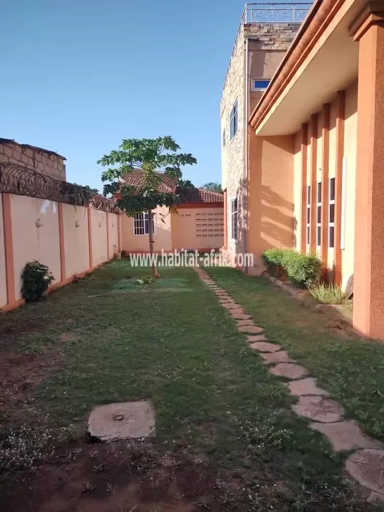 Tu veux rentrer dans l’immobilier c’est l’occasion, je mets cette maison duplex de 06 chambres 02 salon autonomes à vendre à cito aéroport lome togo