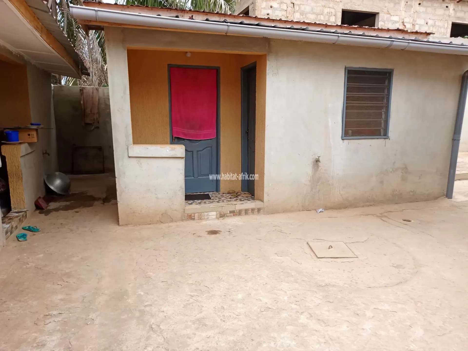 Je mets en vente une maison de location de 2 fois chambre salon et 2 fois pièce interne à AGOE demakpoe juste 150m du goudron LOME togo