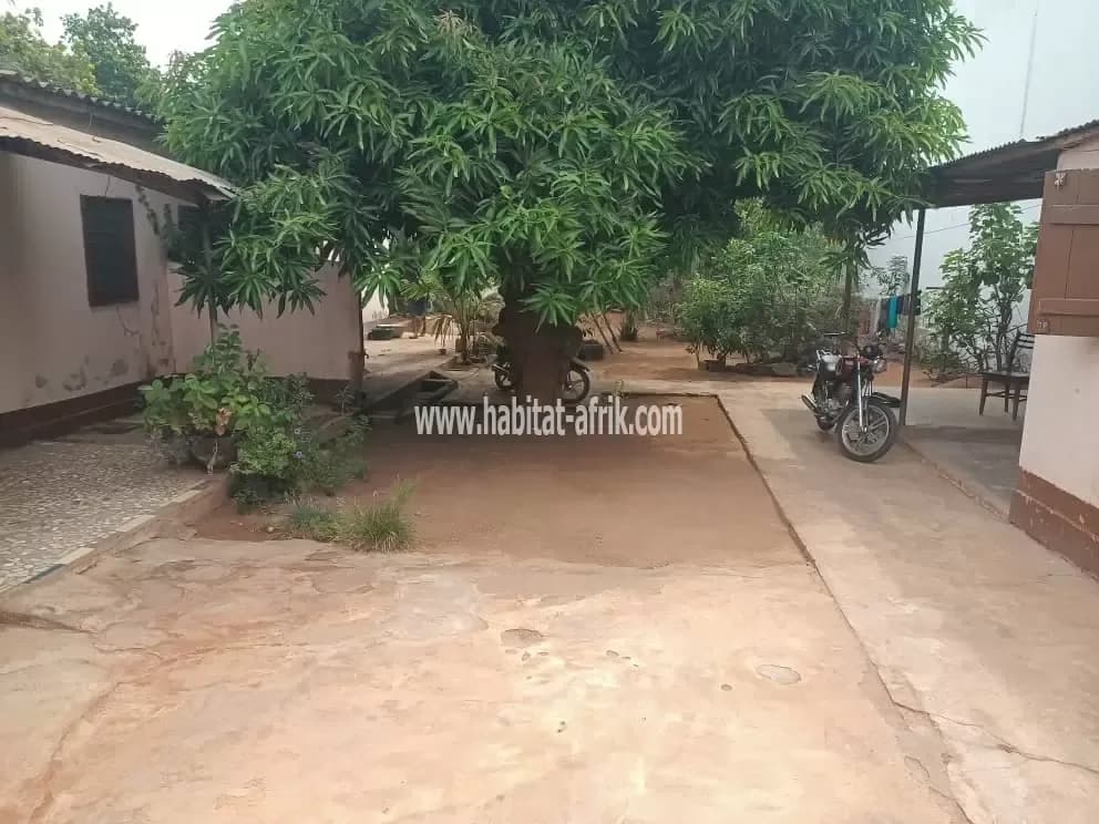 Je mets en vente une maison sur 1 lot (600m2) à totsi gblinkome lome togo