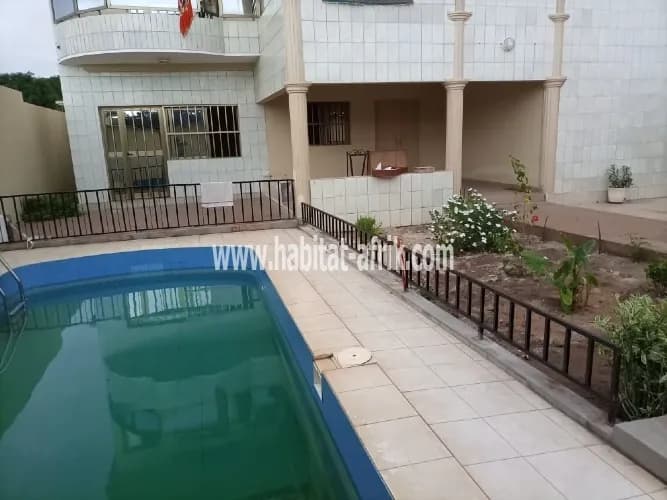 LOCATION Appartement cour unique au rez de chaussée ( seul en bas) composés de 2 chambres salon avec piscine et  leurs salles d'eau + 1 dépendance à djidjolé