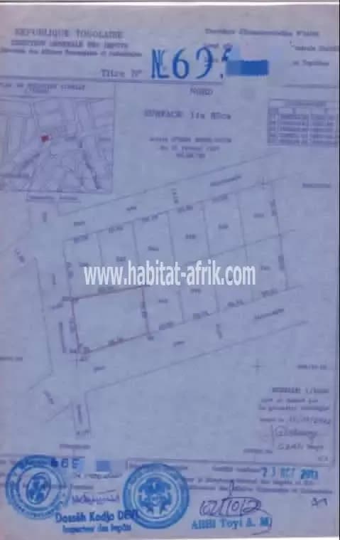 Nous mettons en vente deux (02) lots collé face goudron avedji Lome togo