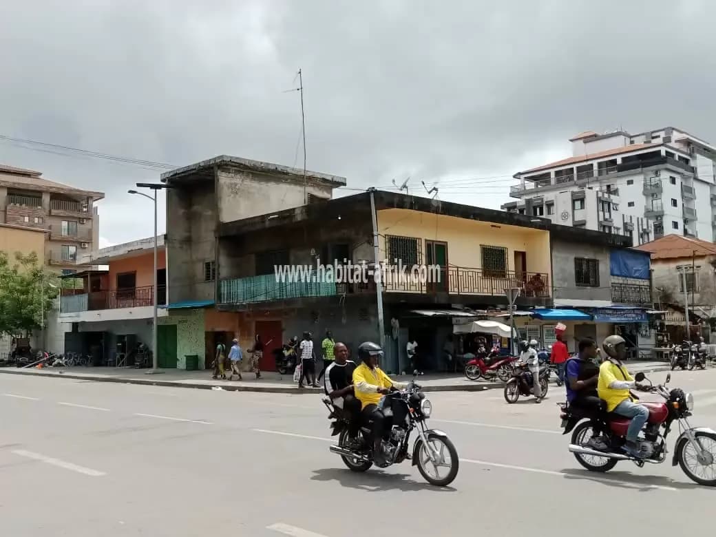 IMMEUBLE locatif R+1 au bord du goudron à JONCKET Cotonou