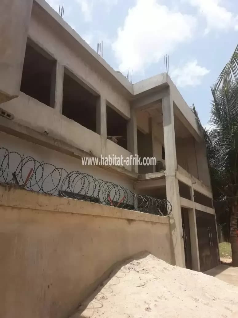 Une maison duplex à vendre construite sur un quart de lot dans le quartier d’ Adidogomé logote lome togo
