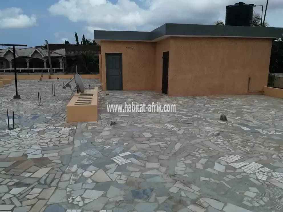 Je mets location une villa basse de 4 chambres salon autonome et dépendance a agoe cacaveli lome togo