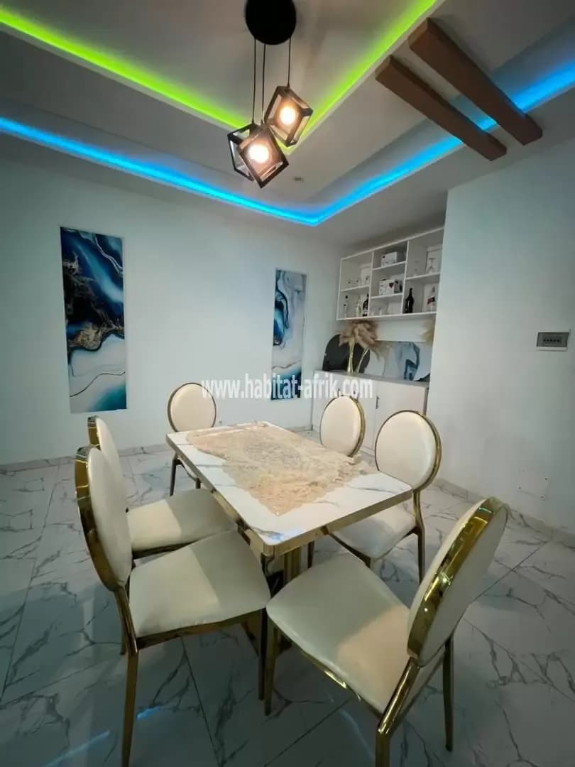 Nous mettons à vendre a la caisse une magnifique villa construite sur deux (02) lots collé de cinq (05) chambres salon dépendance piscine et une grande cour a la caisse lome togo