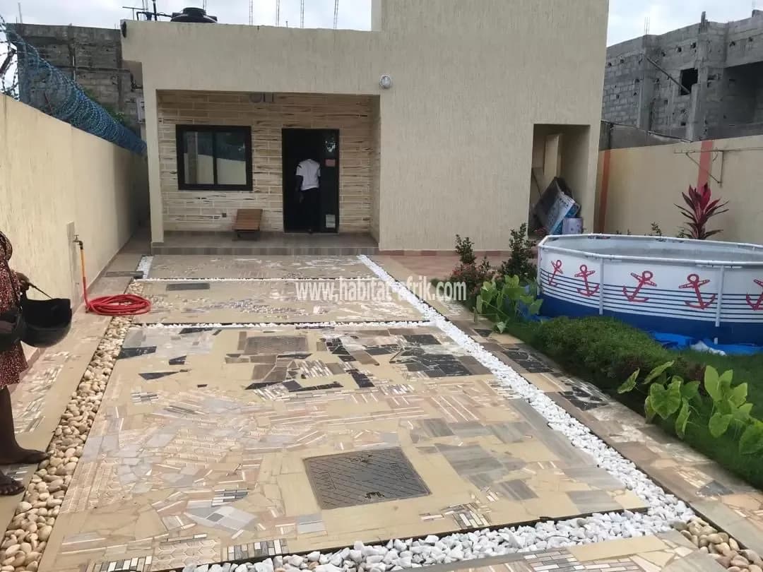 Maison à vendre construite sur demi lot 2 chambres salon dallé à adidogome atigangome base ebomaf LOME togo