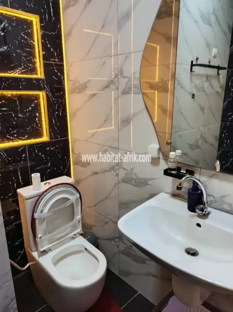 Je mets en location un studio meublé bien équipé sur étage à baguida luxolin lome togo