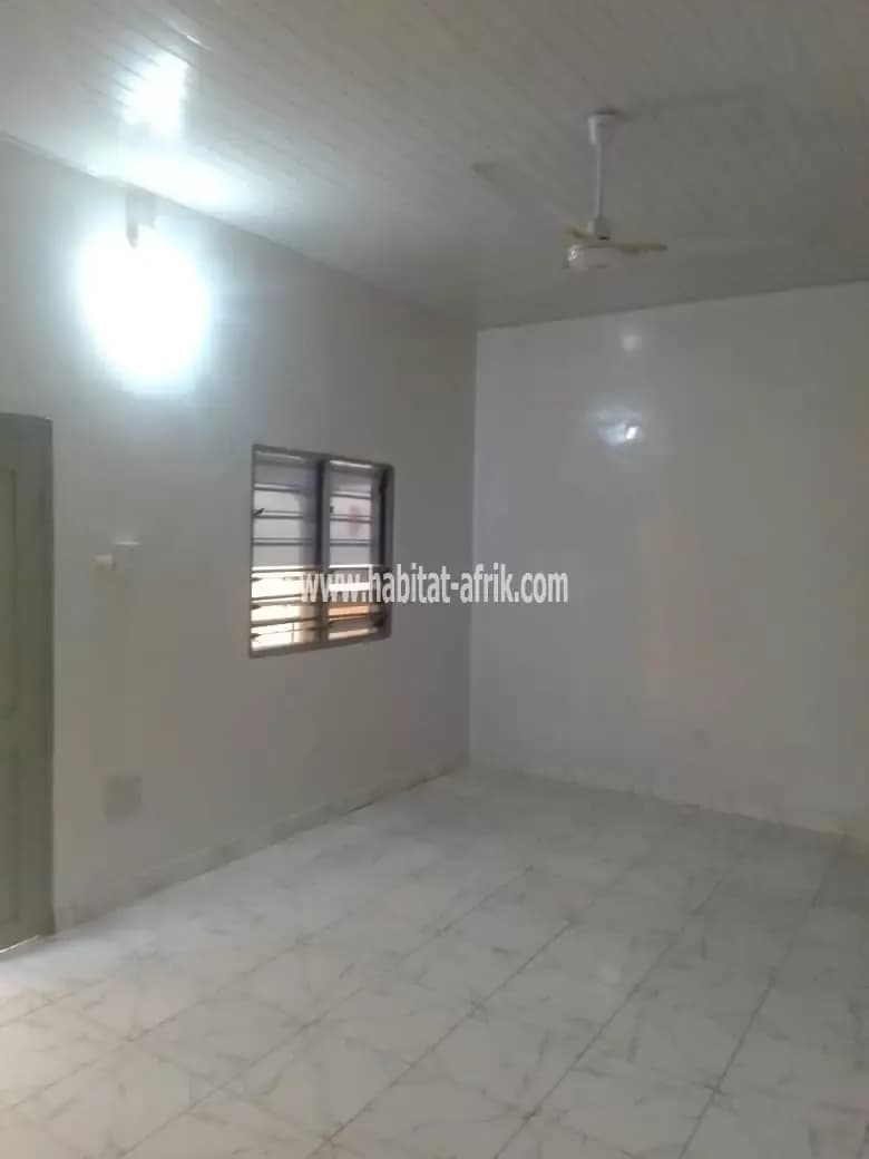LOCATION APPARTEMENT 2 CHAMBRES SALON WC DOUCHE CUISINE INTERNE A ADIDOGOMÉ AMADAHOME CARREFOUR AÏSED LOMÉ-TOGO