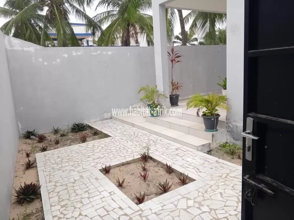Je mets en location une maison meublée de deux (2) chambres salon équipée propre à agbavi lome togo