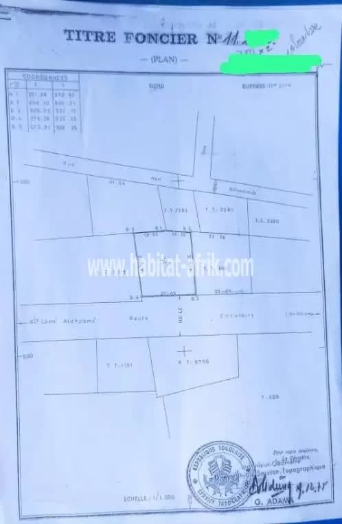 Nous mettons en vente une parcelle de deux (02) lot collé situé au bord de la route collège Saint Joseph Lome togo