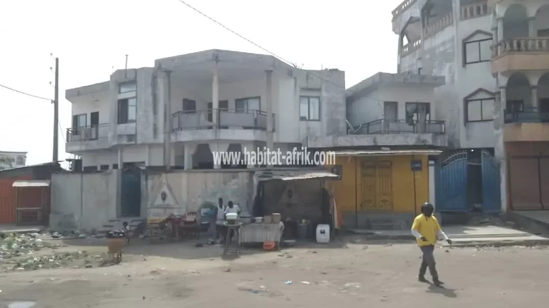 *????DU NOUVEAU À AGLA*   *Opportunité immobilière*   Il est mise en vente une Villa à Agla non loin de la pharmacie Lulu , composants 5 chambres en haut et 6 chambres en bas. La villa est construite sur une superficie 335 M2.   *????Prix* : 100 millions