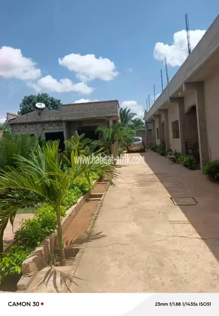 Je mets en vente une maison inachevée de 3 chambres salon et 2 chambres salon interne sur un lot a adidogome logote lome togo