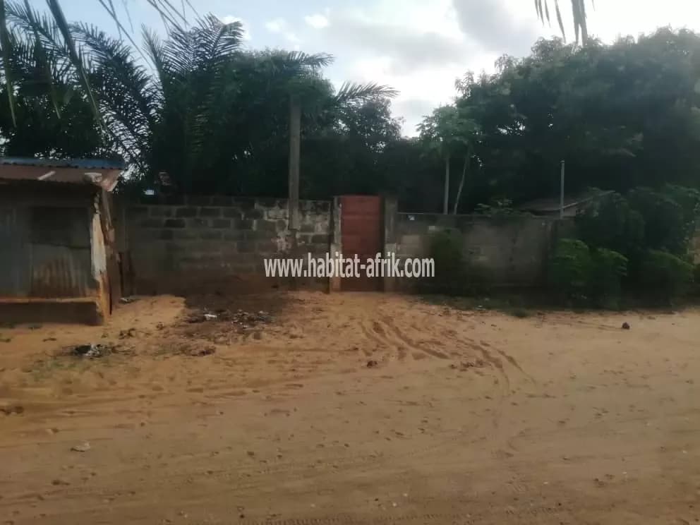 Je mets en vente une parcelle de terrain demi lot bâtie de 3 pièces à avedji lome plaisir lome togo