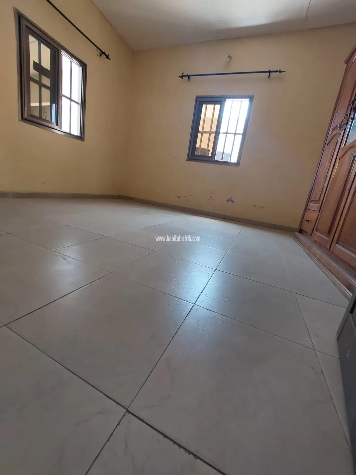 Cours unique 2 chambre salon