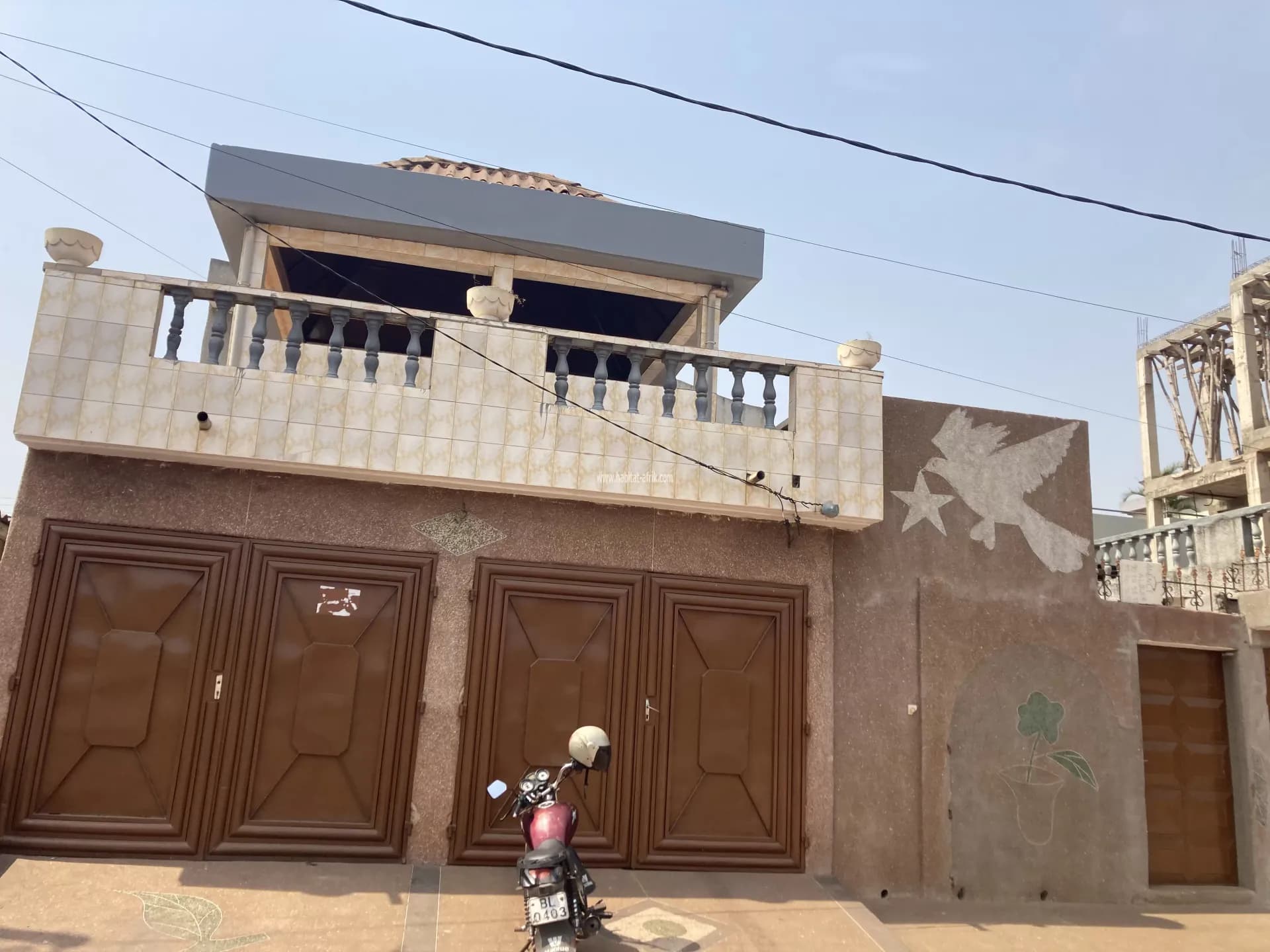 Je mets en location un appartement anglais cour unique a l’étage de 2 chambres salon wcd cuisine terrasse balcon paillote derrière la foire togo2000 lycée technique atsiegou lome togo