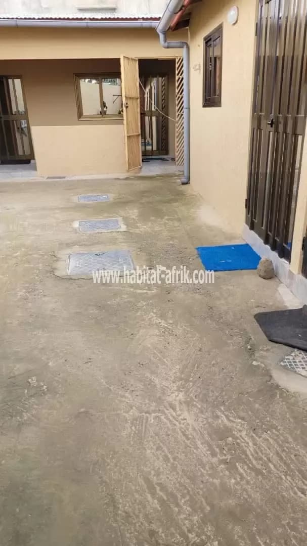 Nous mettons en vente une maison de location composée de 4 ménages de chambre salon wc douche cuisine située à adidogome non loin de la pampa lome togo