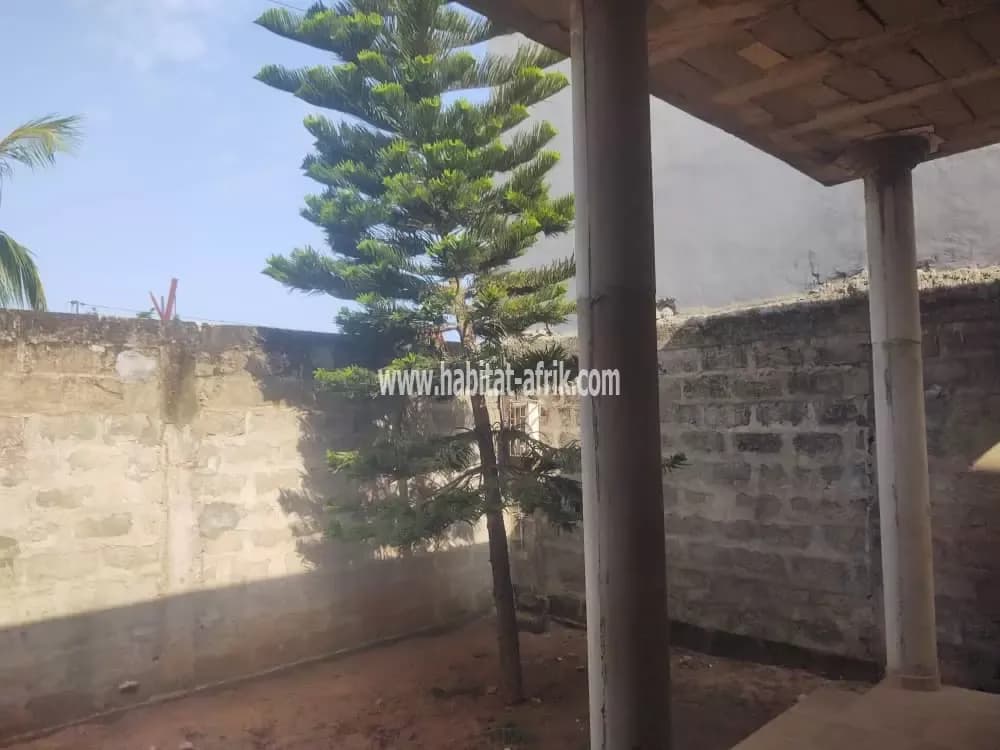 Je mets en vente une maison presque en courbde finition a adidogome yokoe lome togo