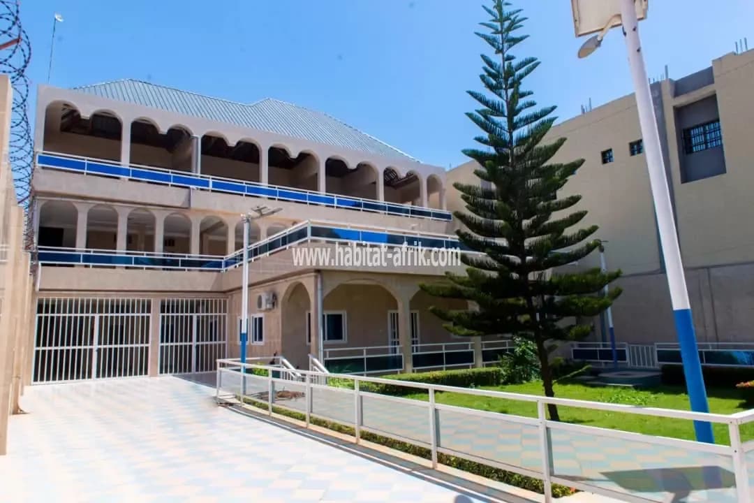 Je mets en location une villa splendide de huit (08) chambres salon autonomes avec grand jardin situé a hedzranawoe lome togo