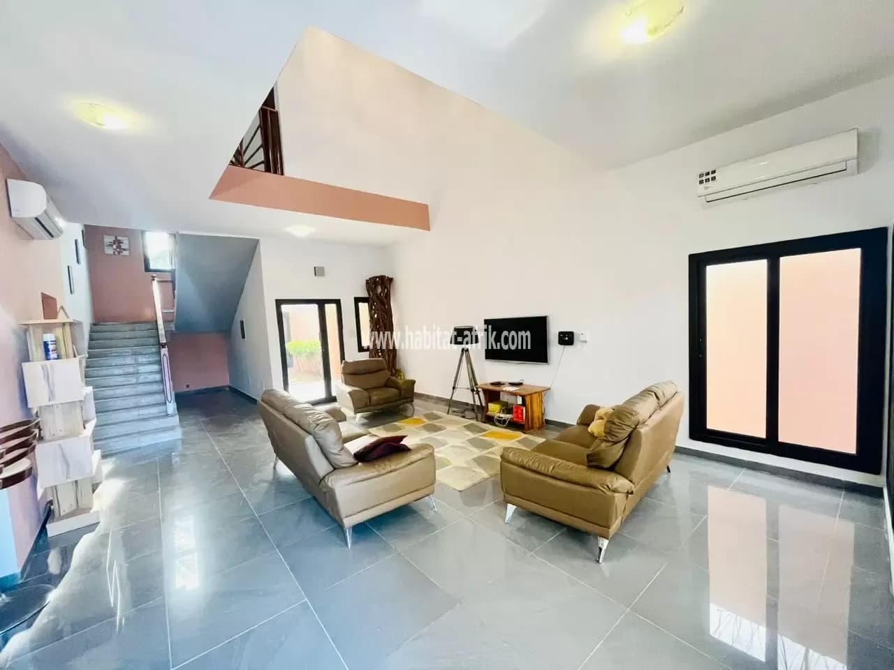 Maison duplex à vendre composé de 04 chambres salon, piscine, jardin, construite sur un demi lot situé à sanguera maco lome togo