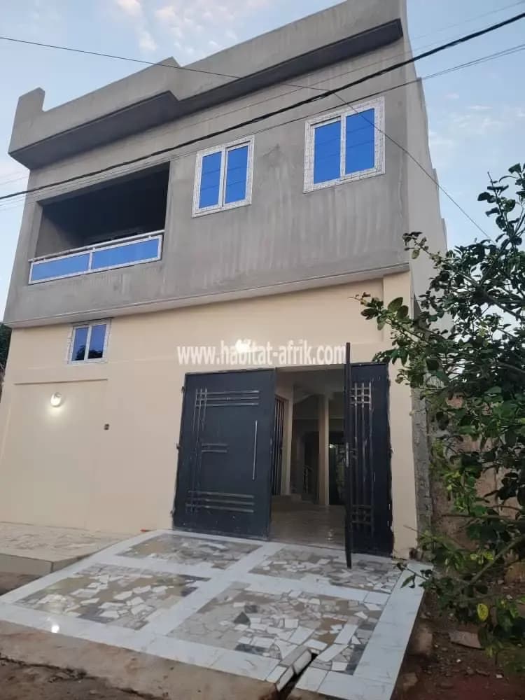 Je mets en vente une villa duplex sur un quart de lot de 4 chambres 02 salons à zanguera ouando lome togo