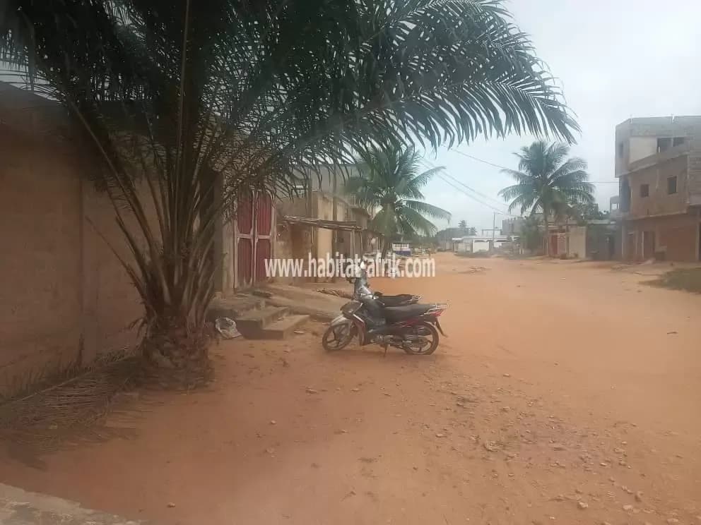 Je mets en vente une maison inachevée de 3 chambres salon dépendance à adidogome logote marché lome togo