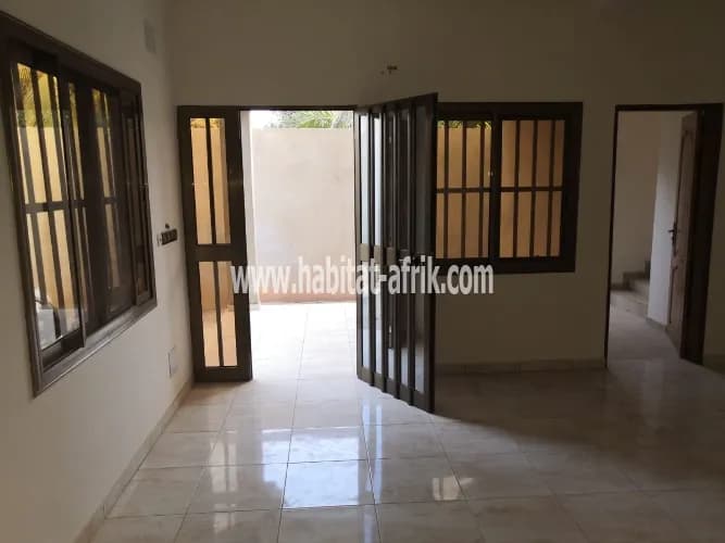 LOCATION Villa 3 Chambres Salon Wc douche cuisine à agoe camp GP LOMÉ-TOGO