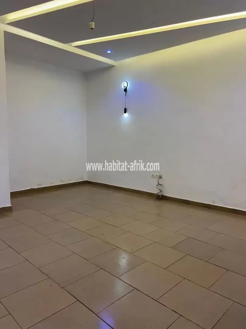 Nous mettons en location un appartement au rez et a l’etage de chambre salon wc douche cuisine a vakpossito lome togo