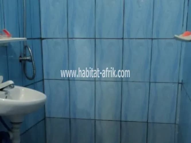 LOCATION Appartement d'une pièce WC douche cuisine interne à à avedji leo2000 antenne moov cafés de Paris Lomé-Togo
