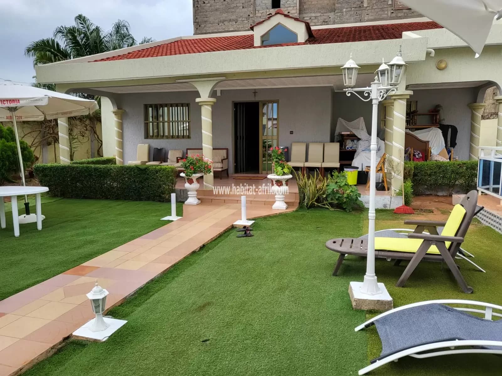 Très belle villa meublée avec piscine sur 1,5 lots et voiture PRADO à vendre à Kégué(Lomé-Togo)