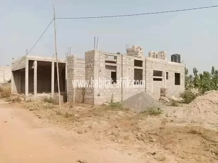 Villa inachevée bien dallée sur 1 lot avec briques, gravier et sable à brader à Akato Viépé(Lomé-Togo)