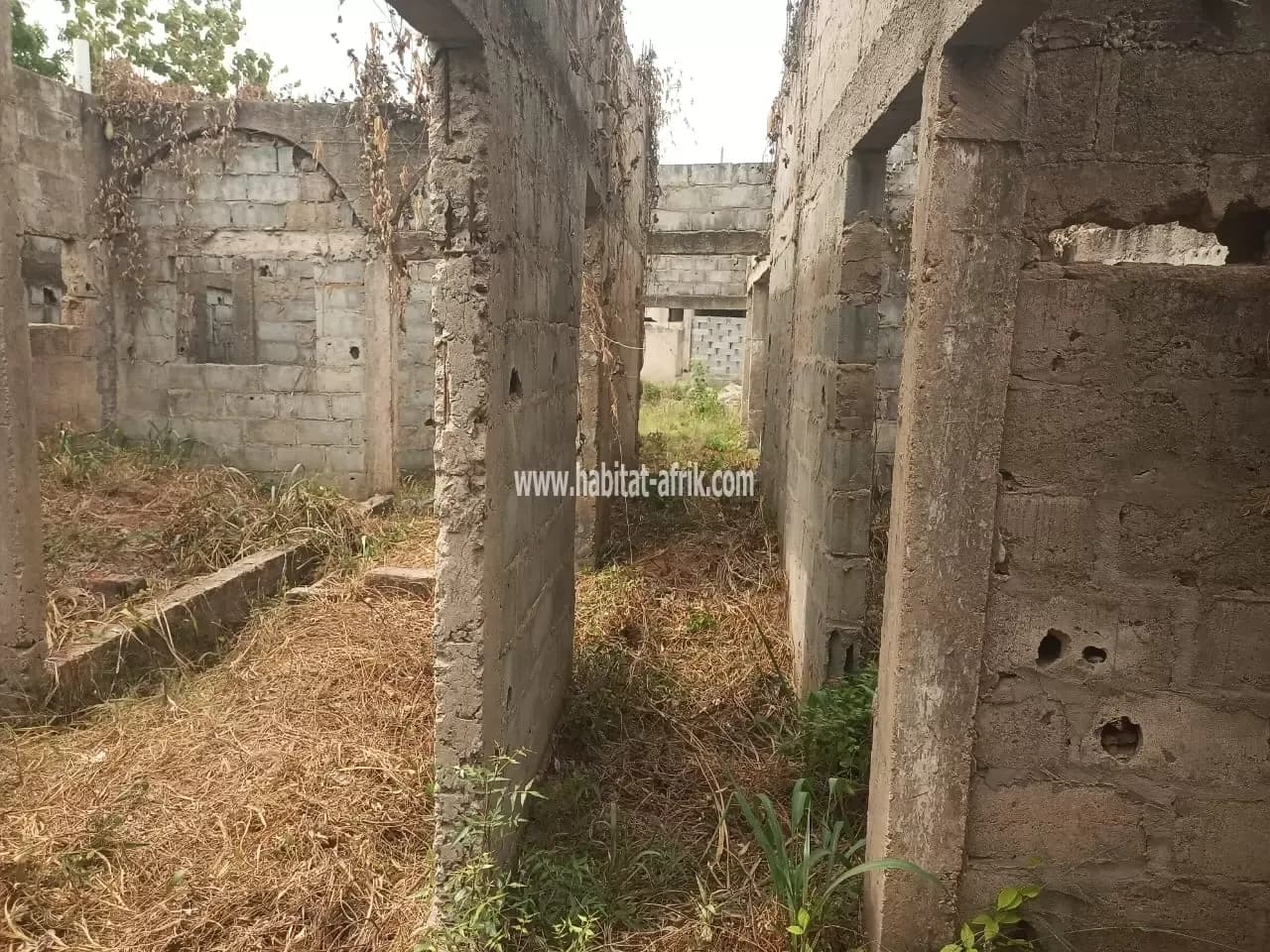 Nous mettons en vente une parcelle sur lequel est construite 05 chambres salon niveau couvraison situées à togble kope lome togo