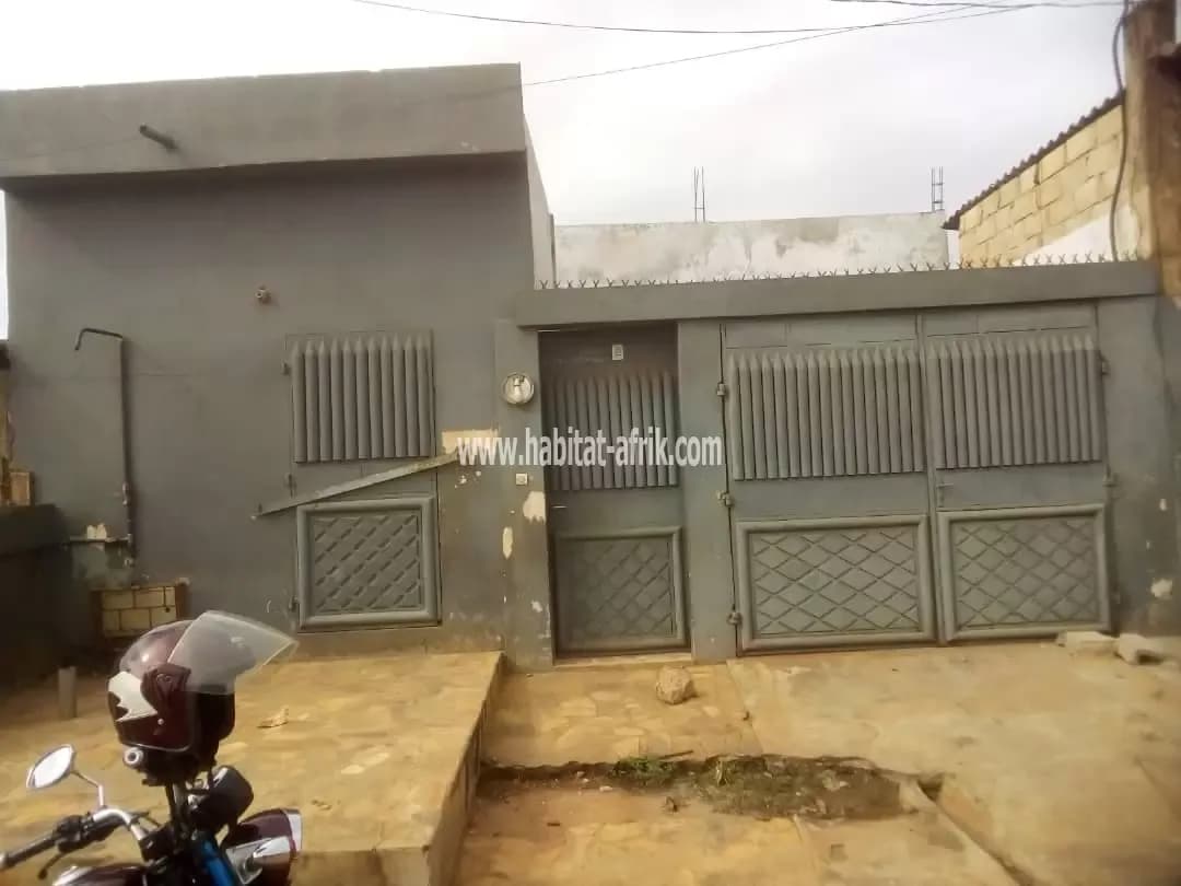 JE METS EN LOCATION UNE MAISON DE 3 CHAMBRES AUTONOMES SALON ET BOUTIQUE AU BORD DU GOUDRON A ATSIÉGOU SAVOIR LOME