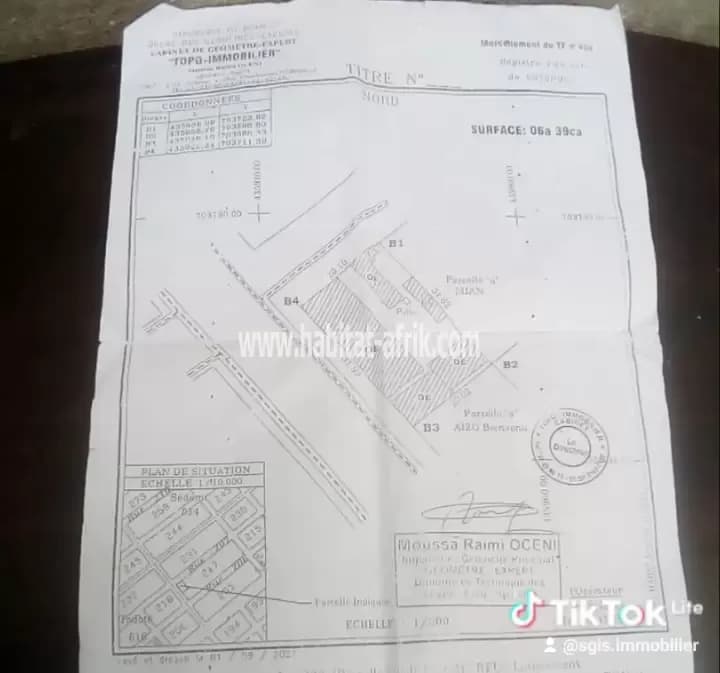 PARCELLE EN ANGLE DE RUE AU BORD DES PAVÉS À VENDRE À COTONOU SIKÈCODJI