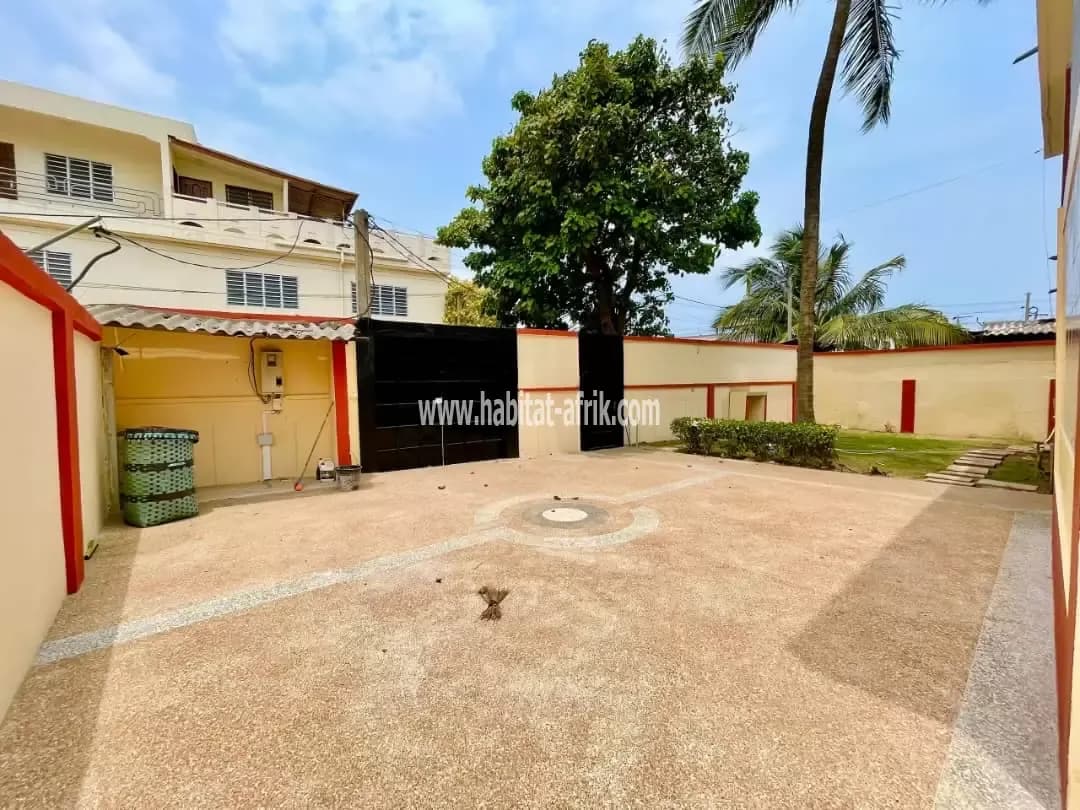 Villa duplex à vendre construite sur 700 mètres carrés composé de huit (08) chambres dépendance, jardin large juste a 50m du goudron Kodjoviakopé catholique lome togo