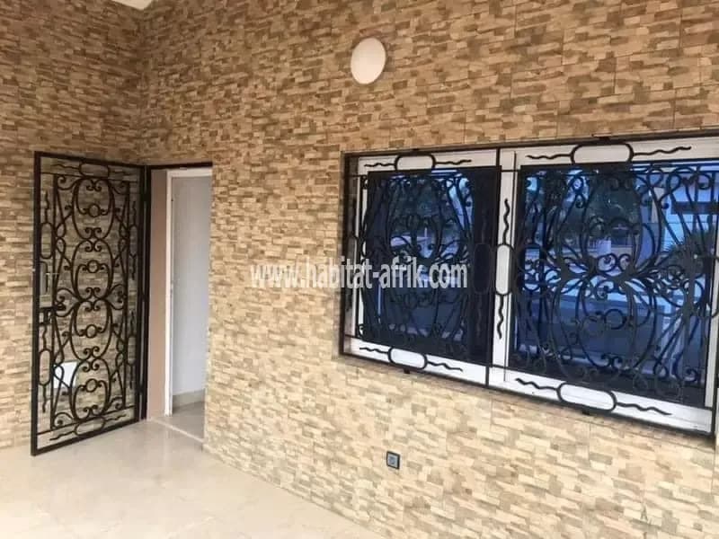 Je mets une   LOCATION VILLA DUPLEX     Kegue kpatcha - 450k- 05 chambres  MAISON DUPLEX 05 CHAMBRES ET 01 DÉPENDANCE AVEC JARDIN GARAGE POUR 2 VOITURE AU QUARTIER KEGUE KPATCHA 14 VILLA LOME TOGO  AU REZ-DE-CHAUSSÉE  01 CHAMBRES ( SALON CLIMATISÉ ) CUISI
