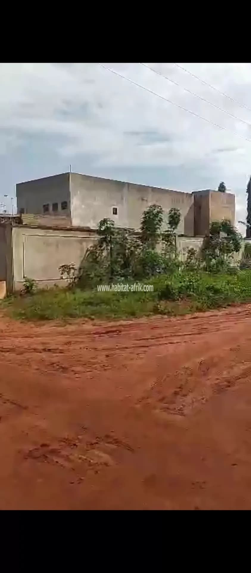 IMMEUBLE DE 10PIÈCES AVEC SOUS-SOL SUR 2000M² ANGLE DE RUE AVEC TF À CALAVI ZOPAH CITÉ AIR AFRIQUE