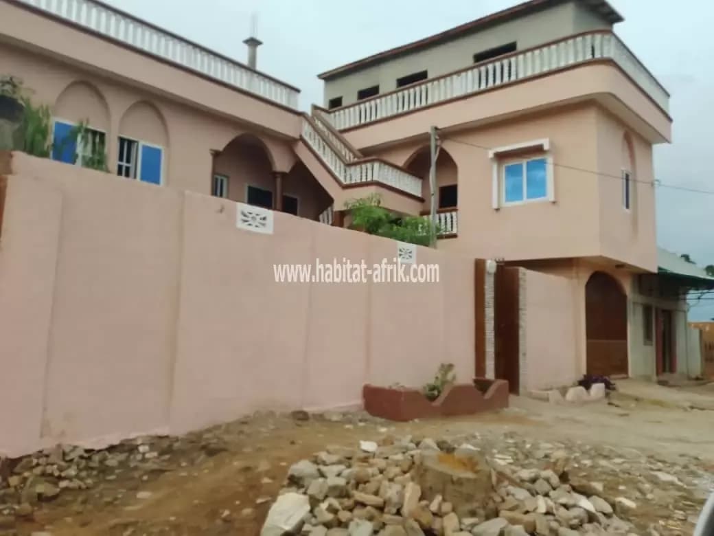 VILLA R+2 À VENDRE À CALAVI PROCHE DE LA MAIRIE