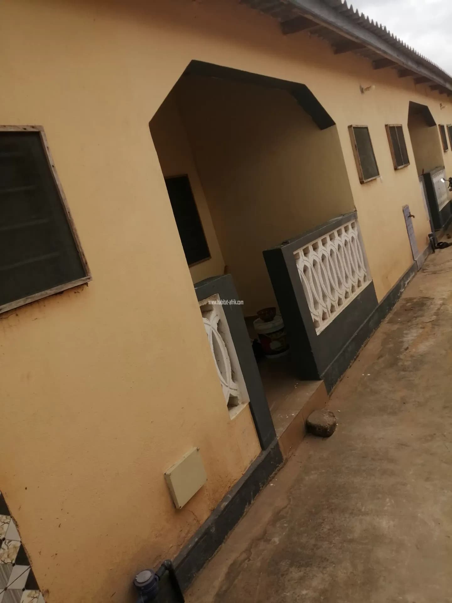CHAMBRE SALON WC DOUCHE INTERNE CUISINE ET TERRASSE À AGOE-AMADENTA PRÈS DE L'EPP AMADENTA 25.000f
