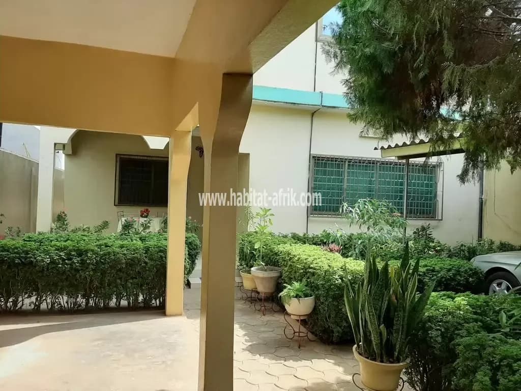 Je mets en location une villa duplex R+2 de 6 chambres salon autonomes situé à leo2000 lome togo