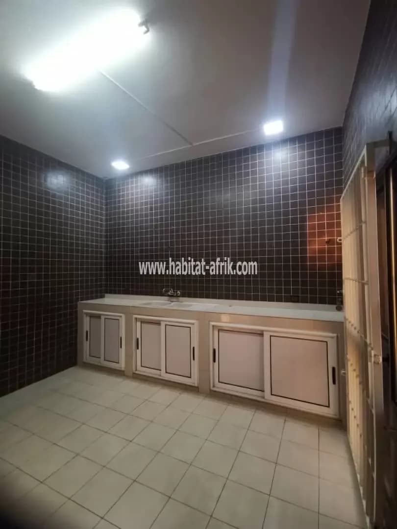 Nous mettons en location une villa duplex de 04 chambres située à novissi pres de la caisse lome togo