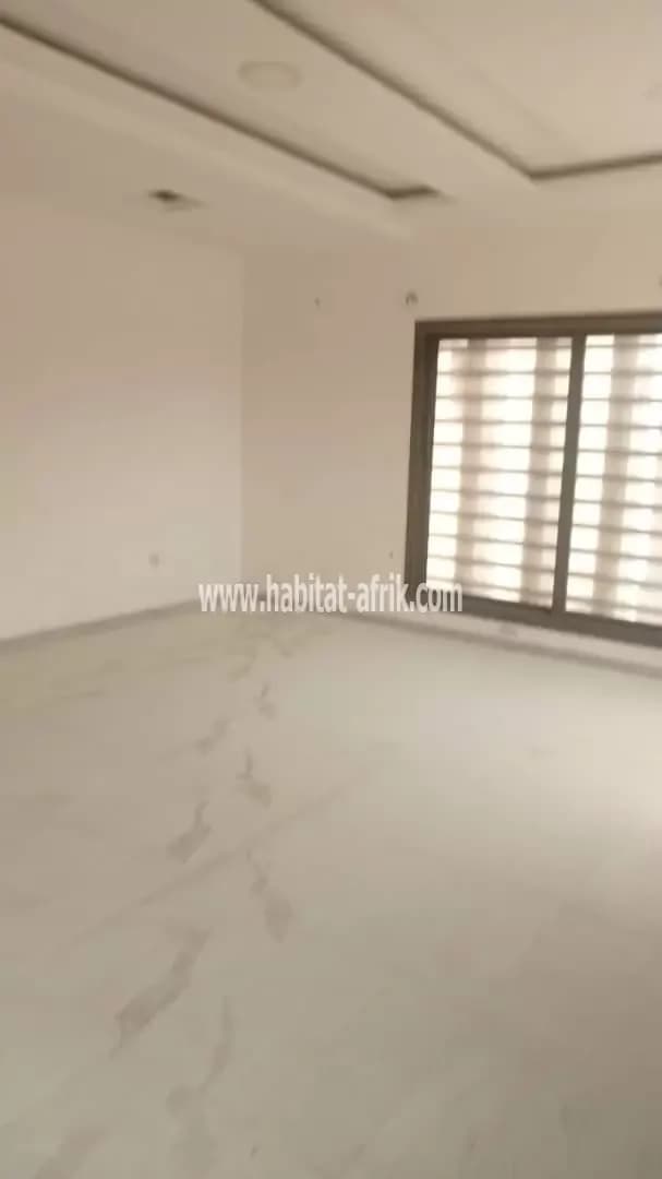 JE METS EN LOCATION UNE MAISON DUPLEX DE SIX (6) CHAMBRES DEUX (2) GARAGE À AGOÈ CACAVELI LOME TOGO